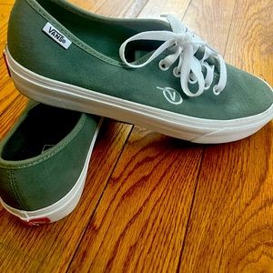 Green vans, size 8.0men, 9.5women. Excellent condition, never worn.